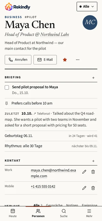 Die Personenseite auf dem Handy im dunklen Modus, das Briefing ist ohne Scrollen sichtbar.