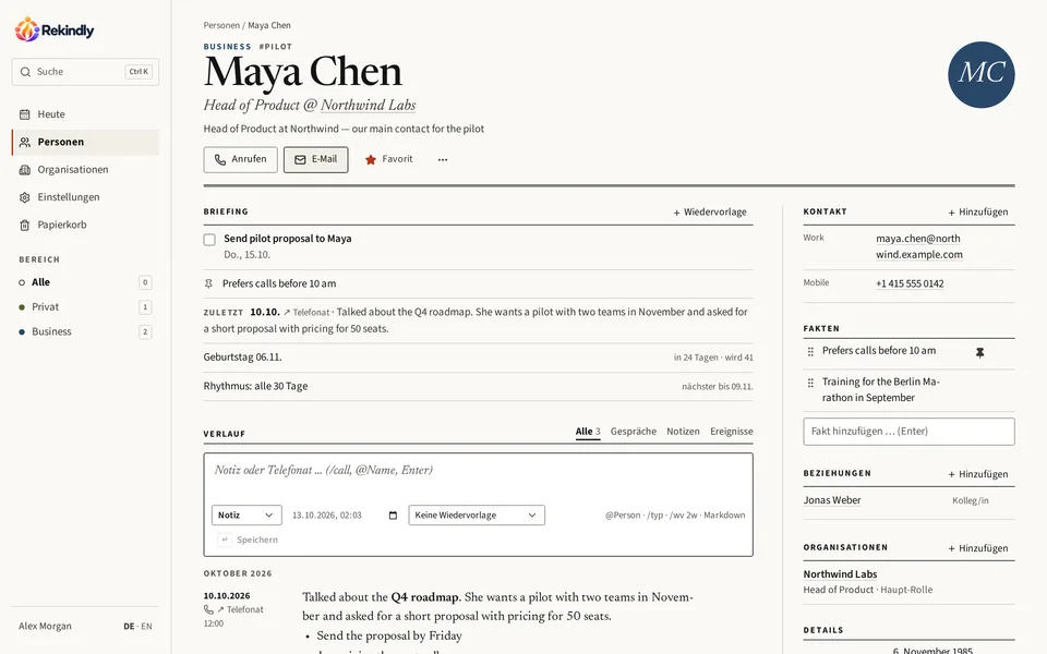 Die Personenseite von Maya Chen in Rekindly, mit dem Briefing oben, Kontaktdaten, Fakten und dem Verlauf der Gespräche.